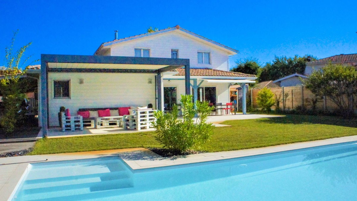 Andernos-les-Bains Villa | Wooden villa with air conditioning and large heated pool
