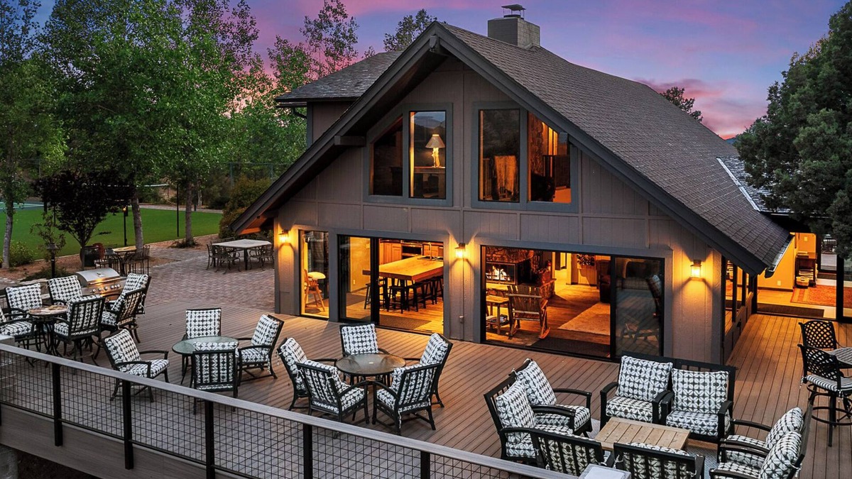Payson House | Woodland Escape with Pickleball, Porch Views & Optional Private Saloon