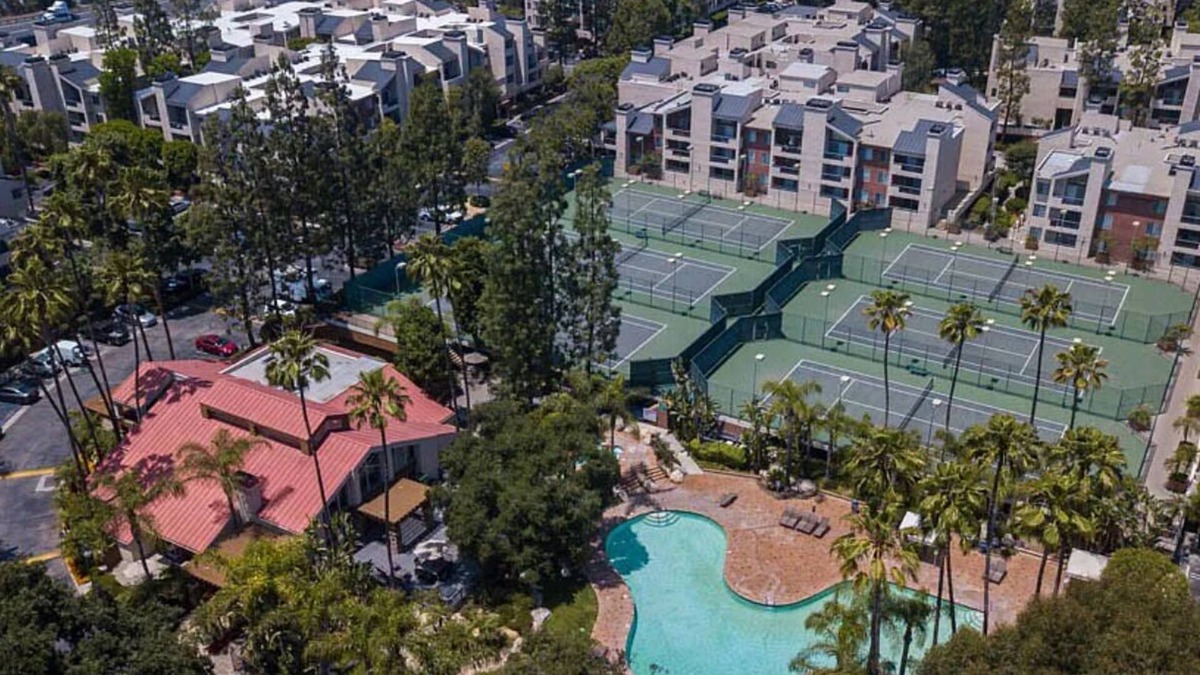 Woodland Hills Condo | Woodland Hill Condo with Pool, Gym, Free Parking