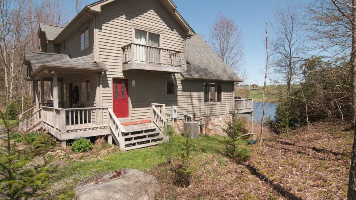 Davis House | Woodland Pond - 132 Teakwood DrivennWoodland Pond - Lake Front Home, Air Conditioning, Hot Tub