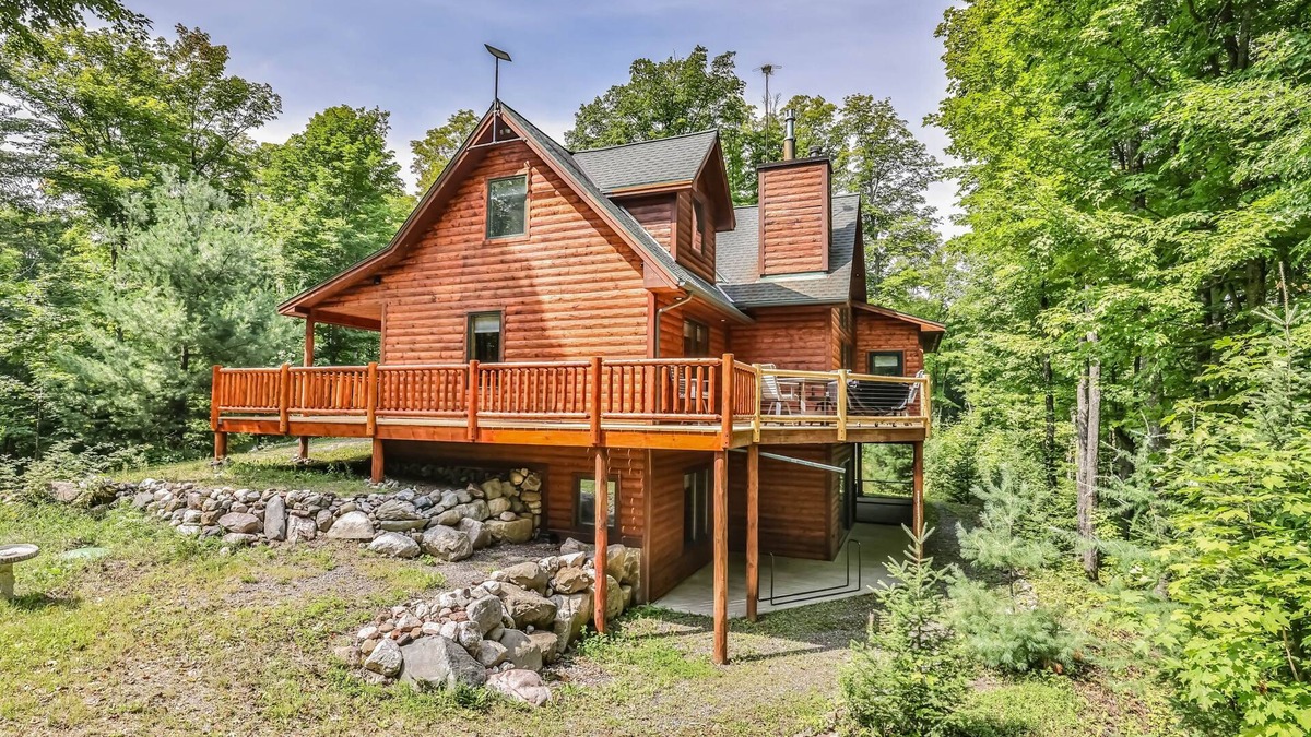 Mercer House | Woodland Wonderland | Spacious cabin-style house in Winchester with lake access
