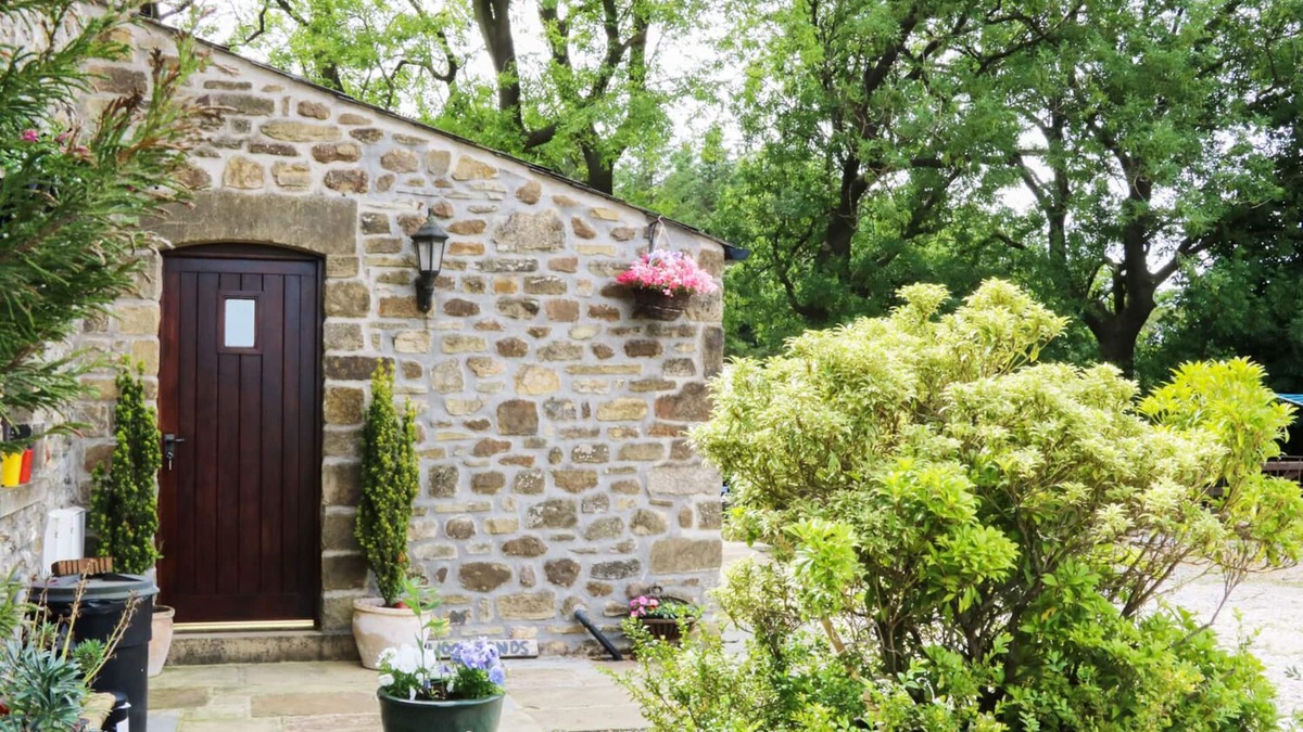 Fence Cottage | WOODLANDS, pet friendly, character holiday cottage in Wigglesworth