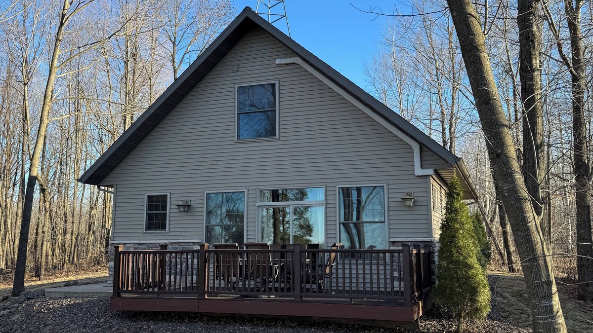 Holcombe Cabin | Woodlawn Lakeside Retreat - 2 BR Waterfront Cabin