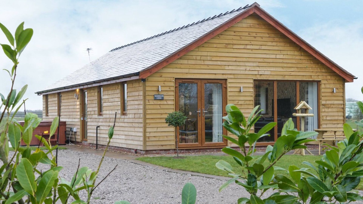 Nantwich Cottage | WOODMAN'S LODGE, family friendly, with hot tub in Nantwich