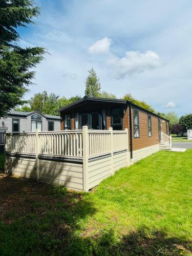 Allerthorpe House | Woodpark Lodge with Hot Tub