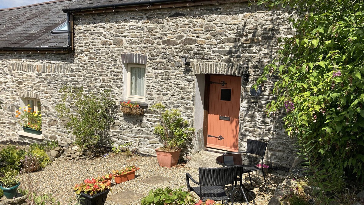 Lampeter Cottage | Woodpecker Cottage - Cosy Countryside Retreat with 2 acres of Private Meadows