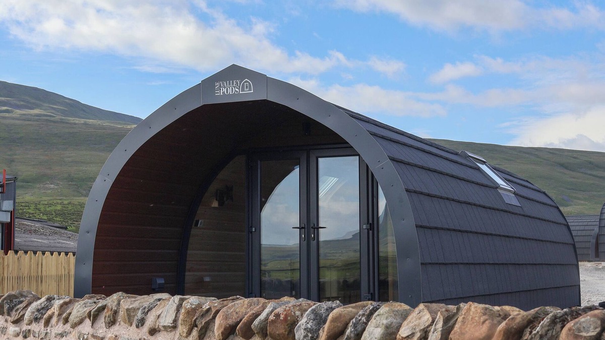 Yockenthwaite Cottage | WOODPECKER, family friendly, with hot tub in Ingleton