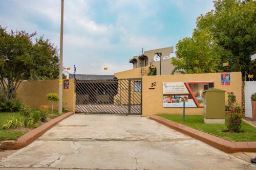 Kempton Park House | Woodpecker's Inn Guest House