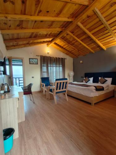 Mukteshwar Hotel | Woodpecker's nest by lake & woods