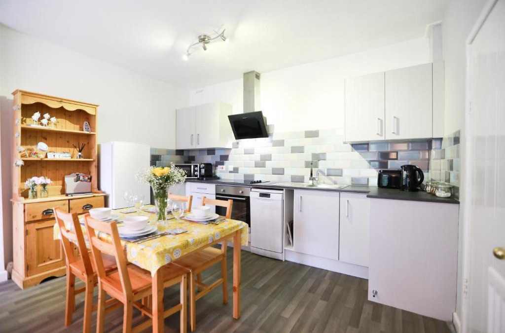 Westleigh Apartment | Woodside Ash hot tub & pool (sleeps 4-6)