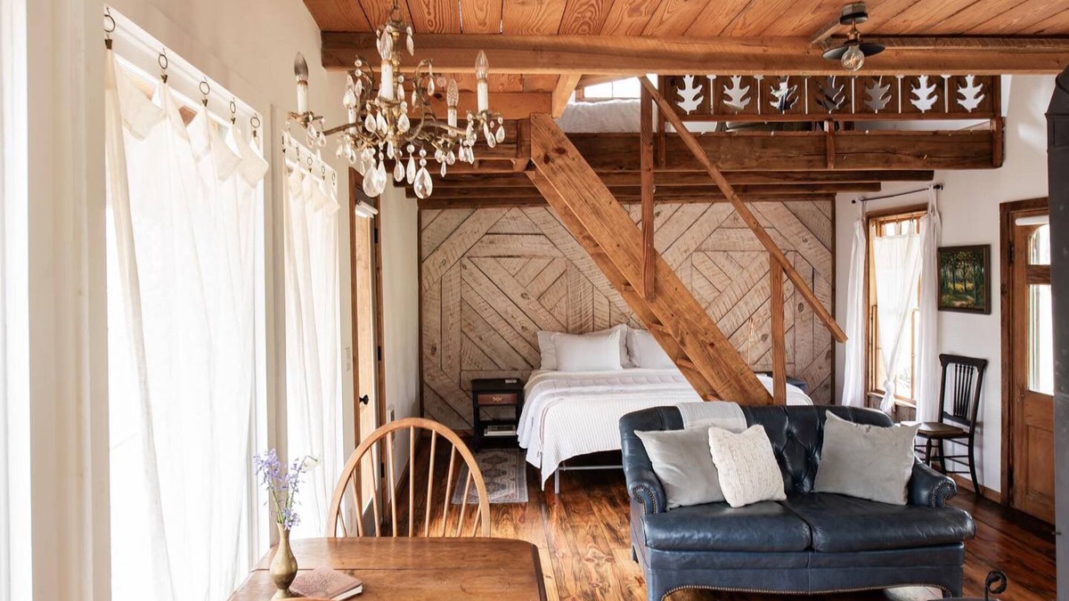 Greenbrier Cabin | Woodsy Cabin Guest House with Spa and Pickleball Court.