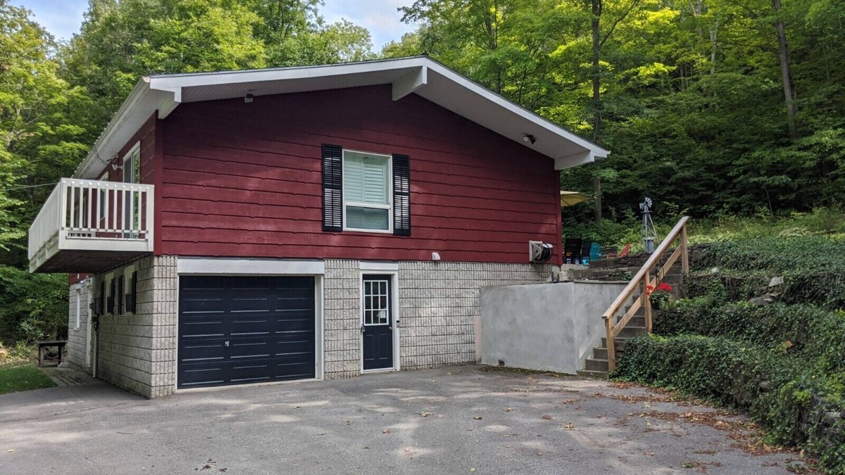 Prince Edward House | Woodsy hillside cottage with water view