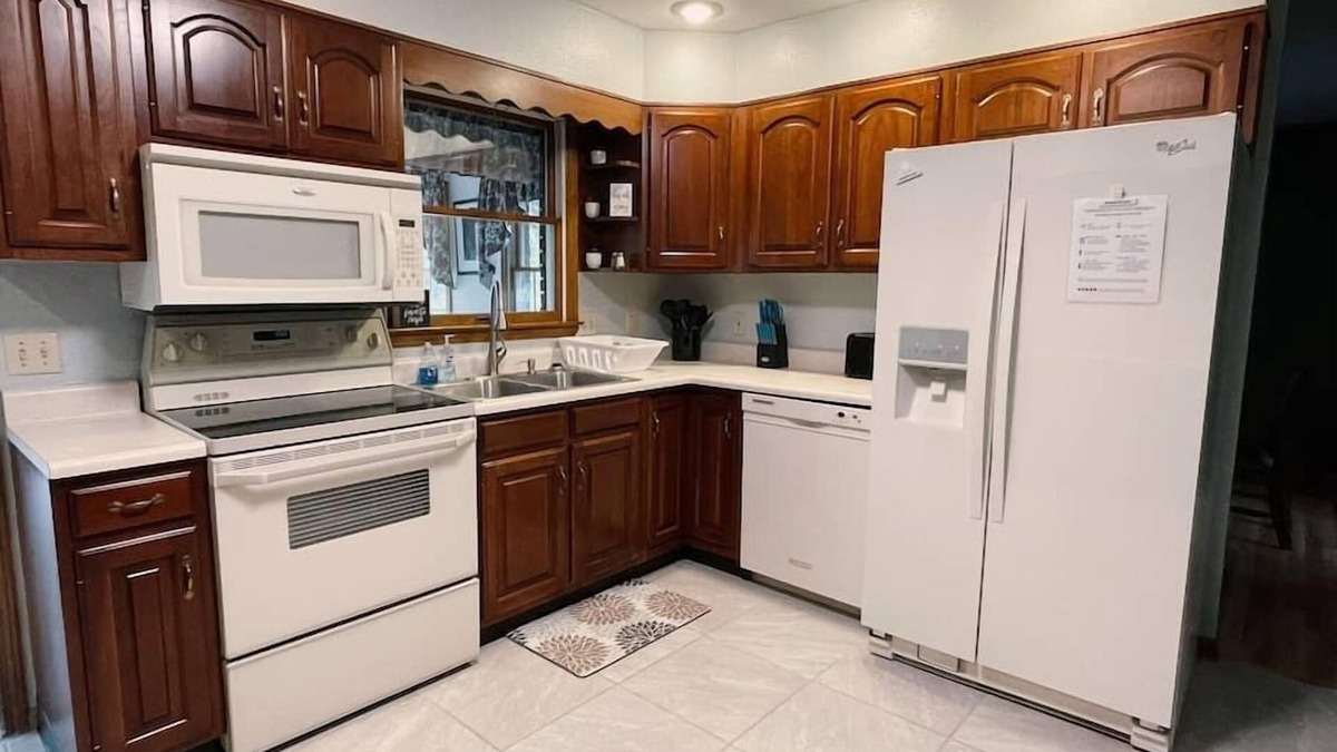 Summerlee House | Woodsy Retreat+Hot Tub+Game Room+Ideal Location