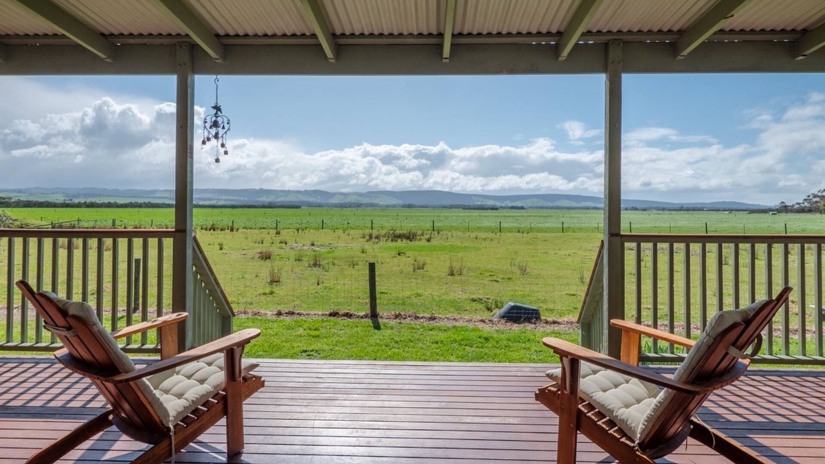 Port Welshpool House | Woodview Cottage Farm stay - Fabulous Port Welshpool country escape