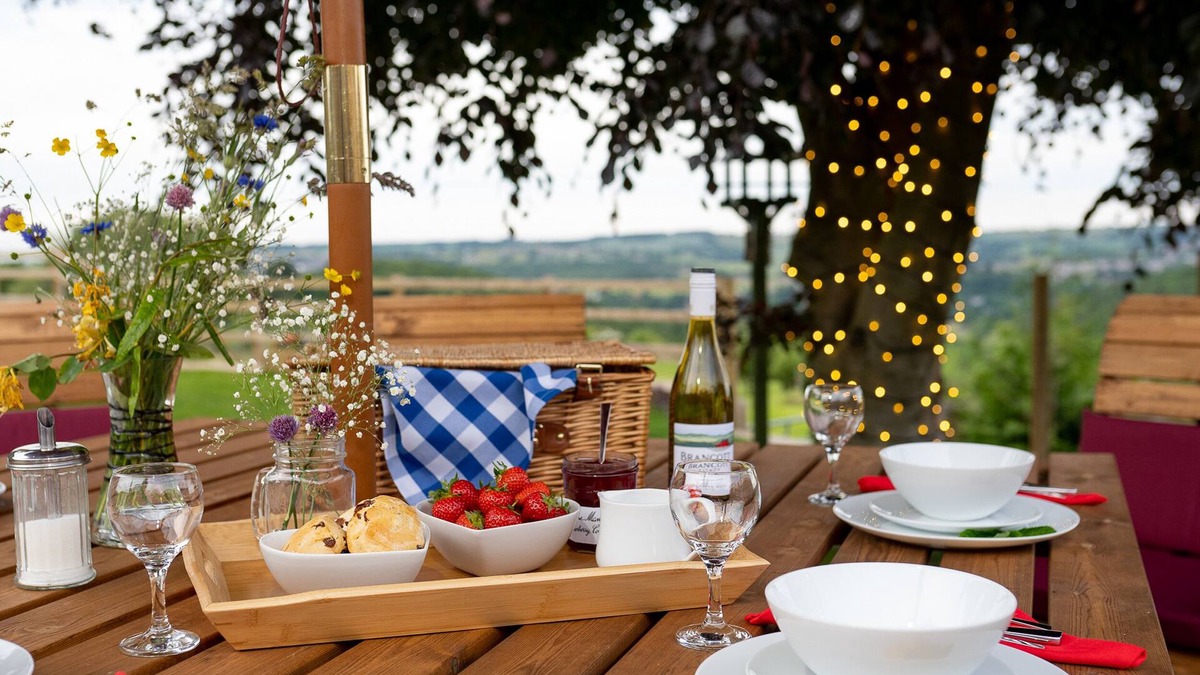 Honley House | WOODVIEW FARM, pet friendly, with open fire in Brockholes