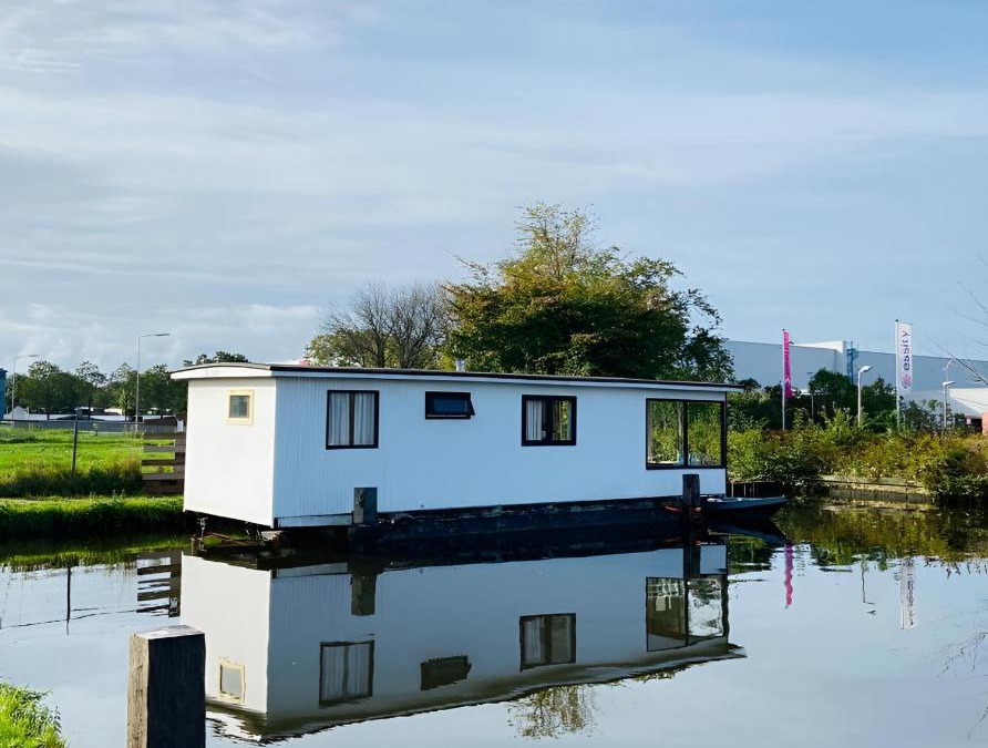 Sumar Boat Rental | Woonboot in Sumar gelegen tussen Leeuwarden en Drachten