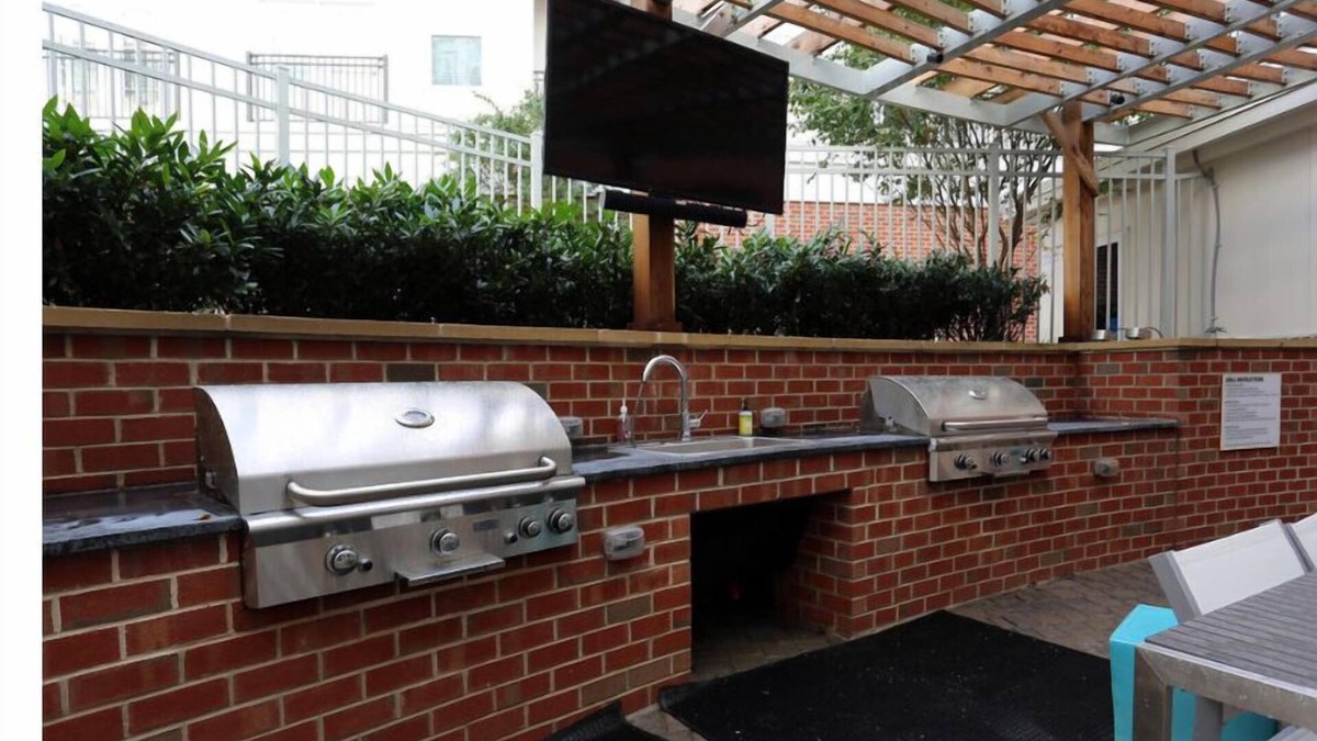 Downtown Baltimore Apartment | Work & Relax ★ Long-Term Stay ★ Near Johns Hopkins & Siani Hospital