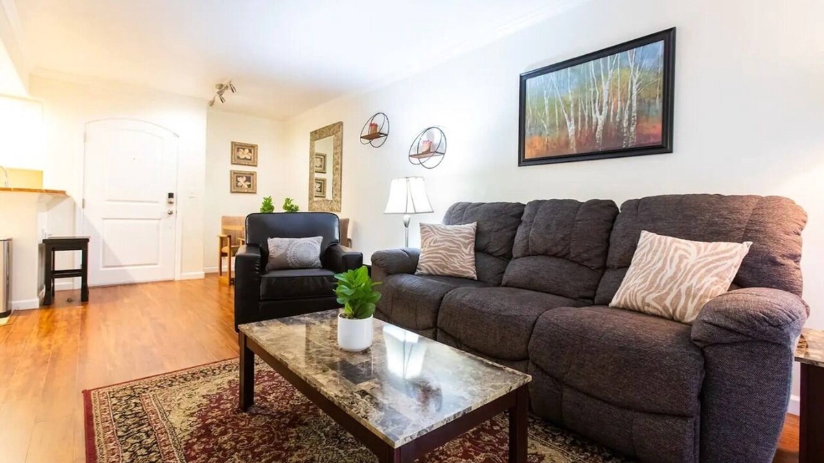 Ridgecrest Apartment | ★Work & Relax ~ Quiet Oasis, ♛Queen Bed, Pool, Pkg