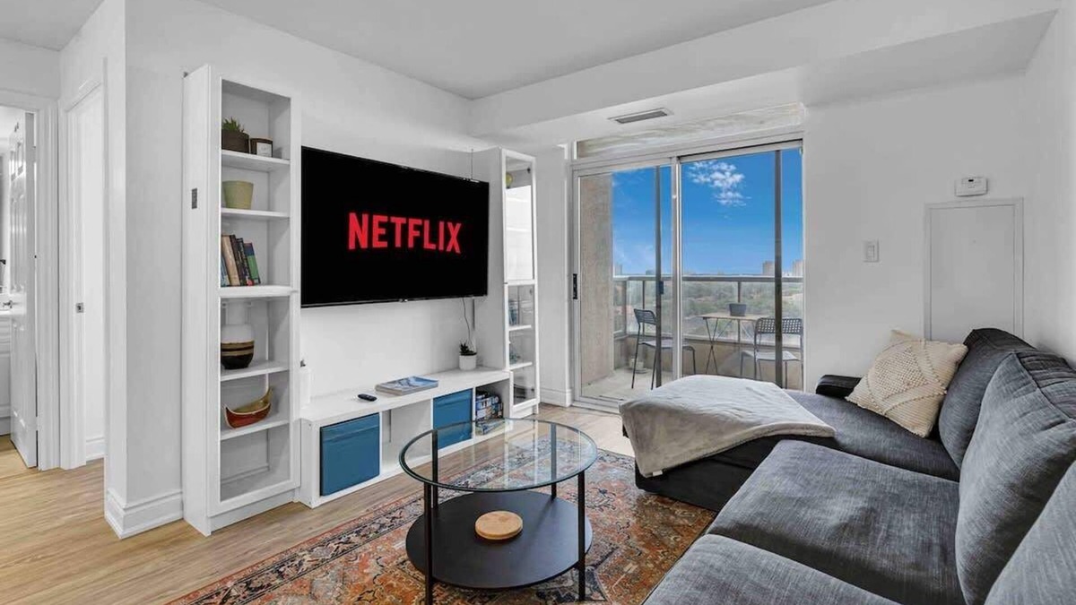 Downtown Mississauga Apartment | Workspace Haven, Free Parking, Steps to Fun!