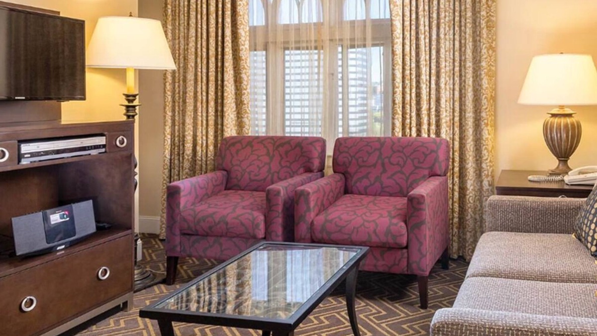 Downtown Seattle Hotel | "World Cup HQ: 1-Bedroom Suite for 4, Steps from Lumen Field & Seattle’s Best!"