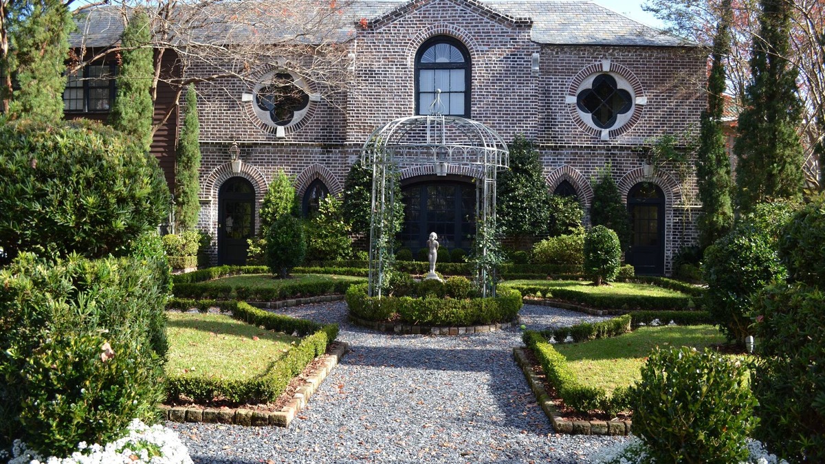 Harleston Village House | Wortham House 3BR/3&1/2b Gothic Carriage House Set in Garden