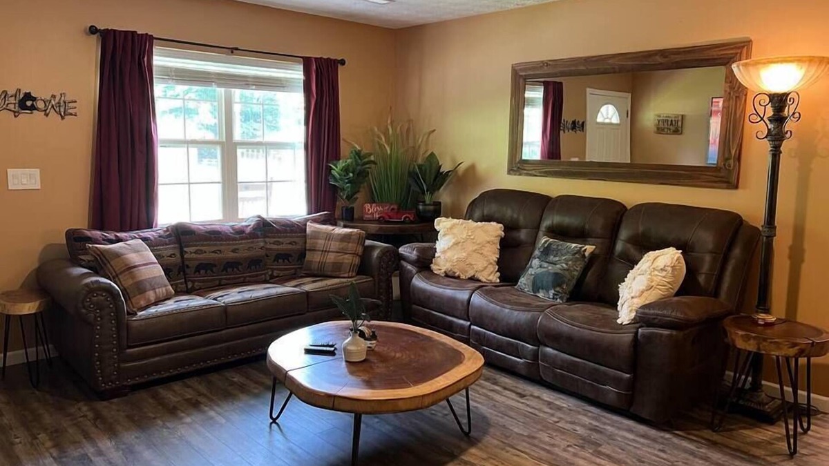Sevierville Cabin | WOW 🤩 3BR Cabin just 2 miles to Dollywood + Arcades!