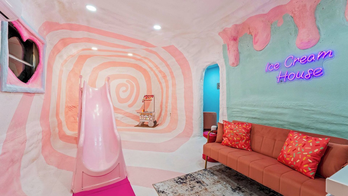 Largo House | WOW 6 BR Ice Cream House, Heated pool, 10 mins to Beach, BBQ, Karaoke, Fire pit