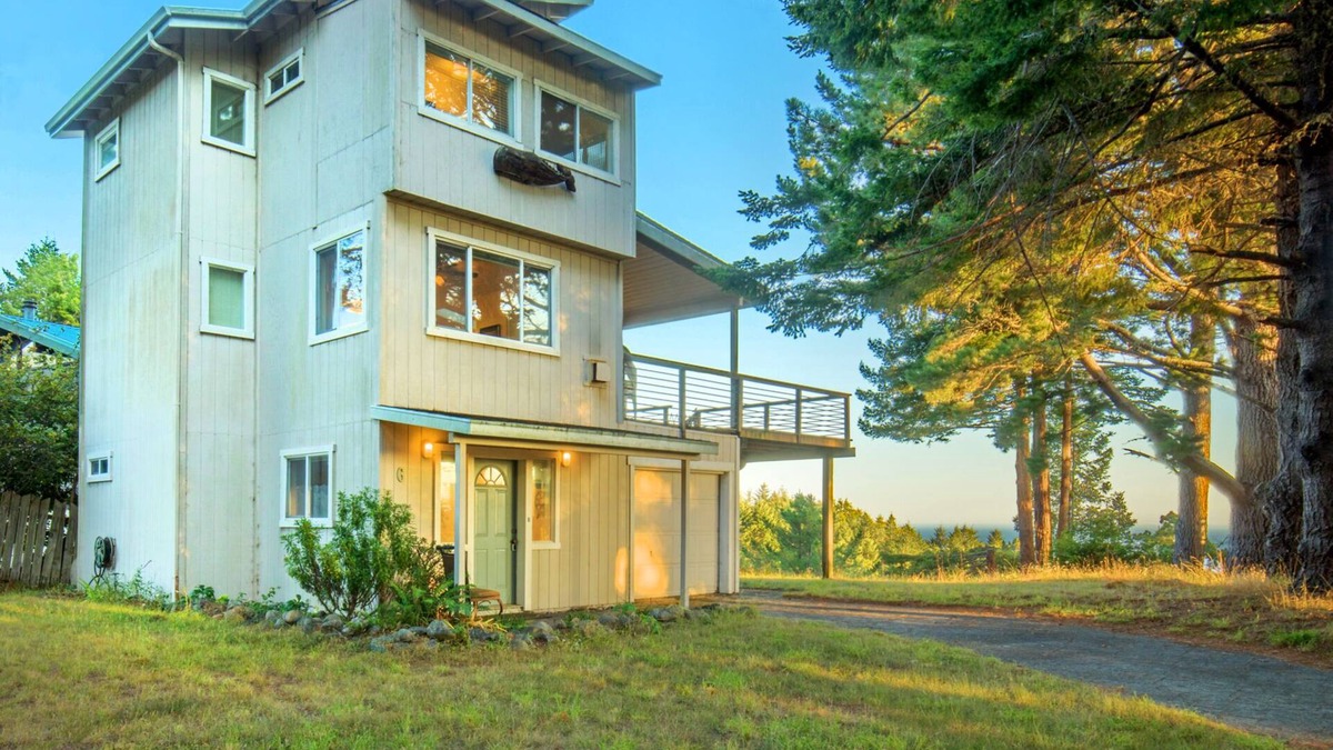 Shelter Cove House | Wow! Amazing Oceanview, walk to Beach & Game room!