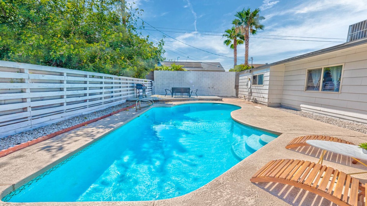 Richfield Villa | WoW! Amazing Villa 3 min from the strip large pool fully remodeled and sparkling