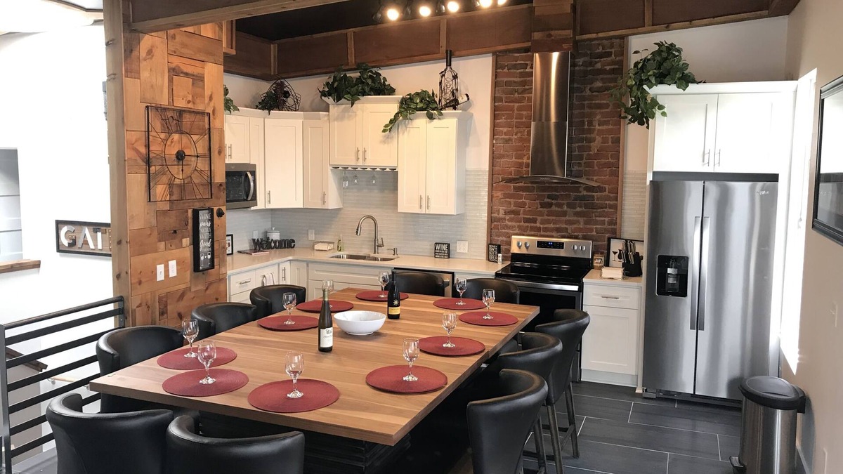 Southeast Omaha House | Wow! Cool 2 story Loft gathering place for 10 sleeps 6
