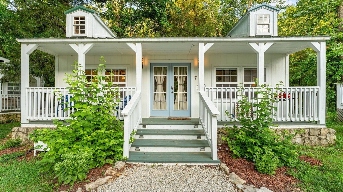 Blue Eye Cabin | Wow! Creekside Studio with Scenic Porch Views