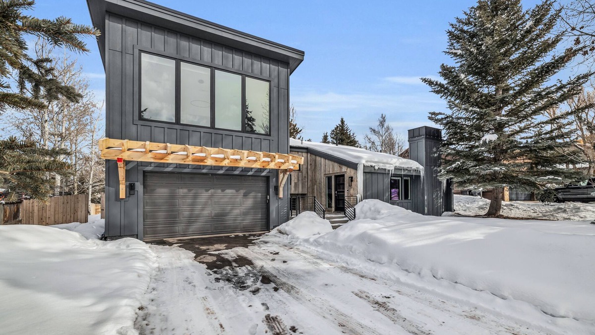South Snyderville Basin House | Wow factor, mountain views, private hot tub, fireplace, fire pit & walk to lifts