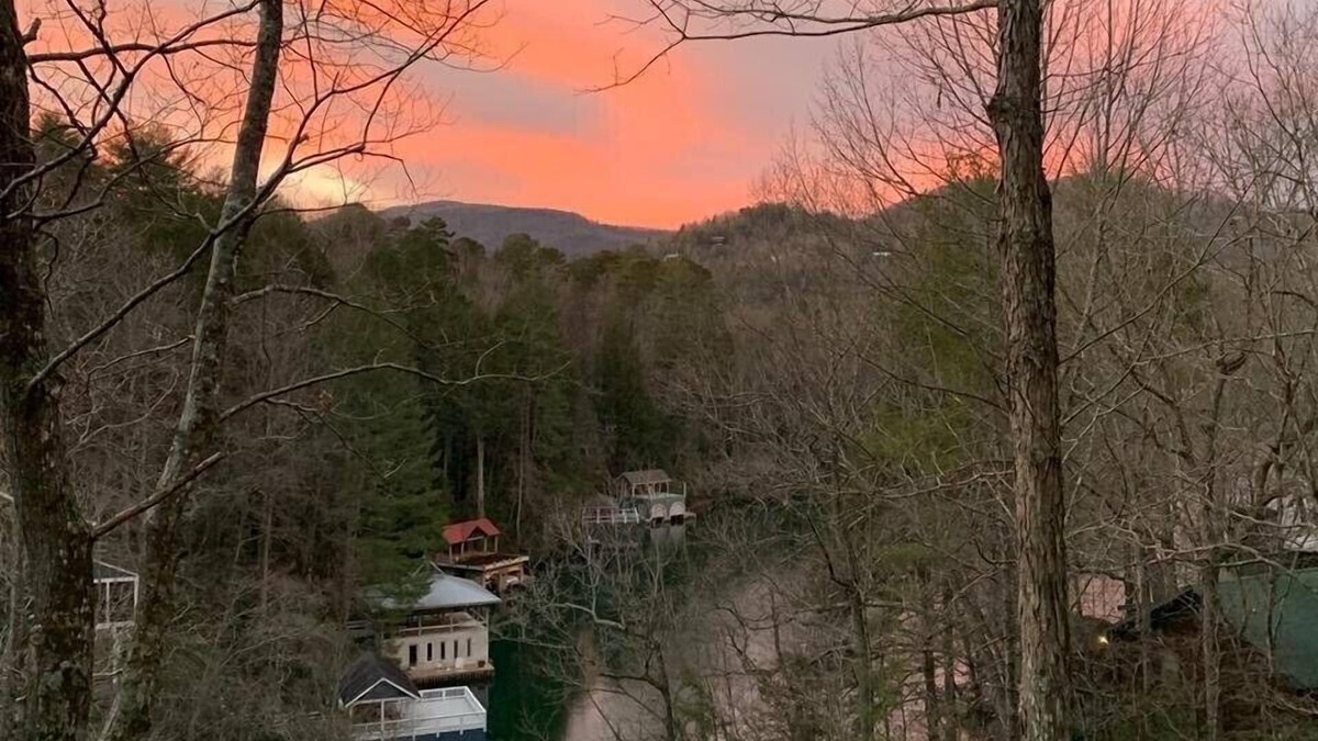 Lakemont Cabin | WOW.Mountain and Lake Views, Lake Rabun the "Lake Como" of the US