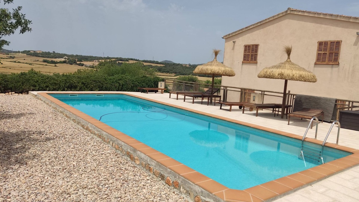 Manacor Cottage | WOW! OFFERS. EXPERIENCE IT WITH FAMILY, FRIENDS, A PRIVATE POOL, AND MORE.
