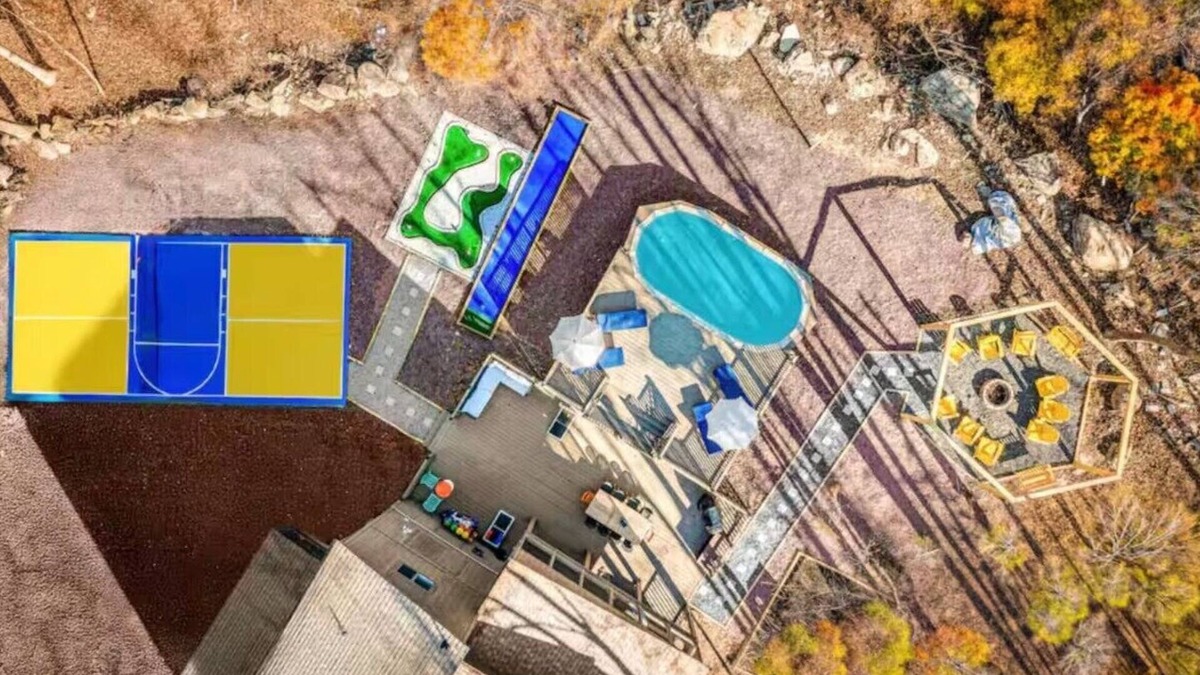 East Stroudsburg House | WOW Pocono Private Heated Pool, Pickleball, Hottub