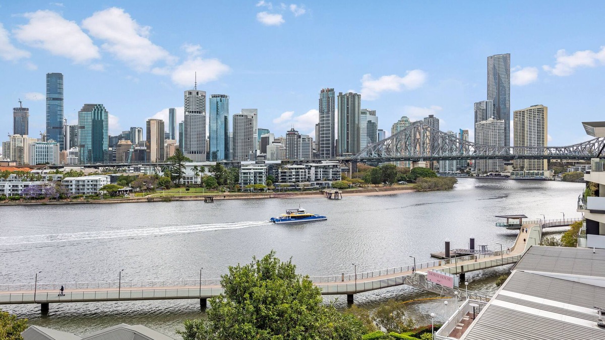 Kangaroo Point Apartment | Wow! ~ Skyline City, Water + Story Bridge Views