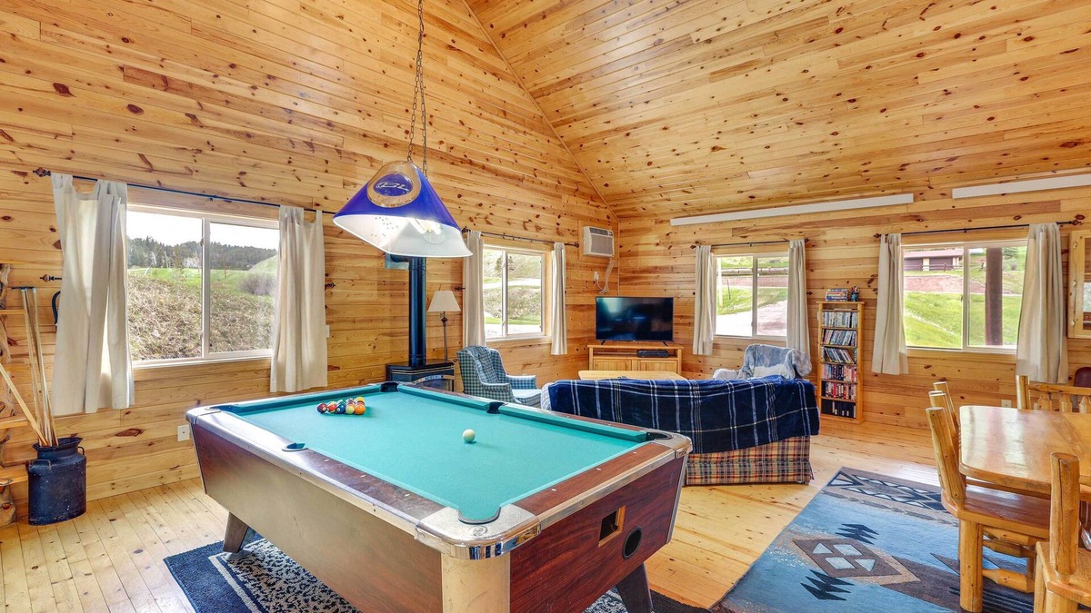 Deadwood Cabin | Wraparound Deck + BBQ: Pet-Friendly Deadwood Cabin