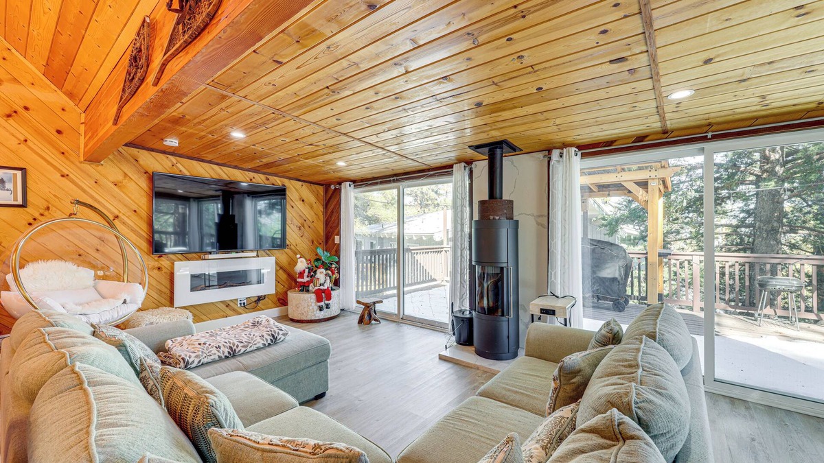 Wrightwood Cabin | Wraparound Deck & Grill: Wrightwood Cabin Near PCT