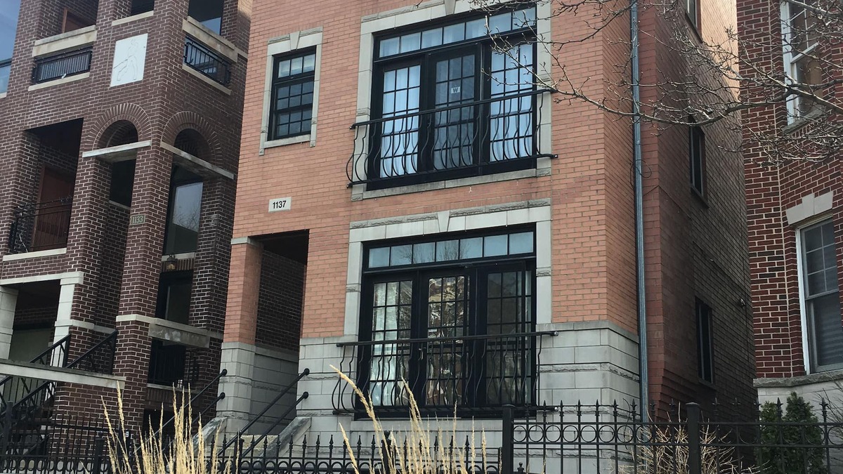 Lakeview Condo | Wrigleyville Condo, Sleeps 10, 1/2 block from Wrigley Field
