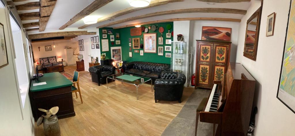 Winterhausen Apartment | wunderschöne Ferienwohnung in Winterhausen mit Küche, Bad und Piano