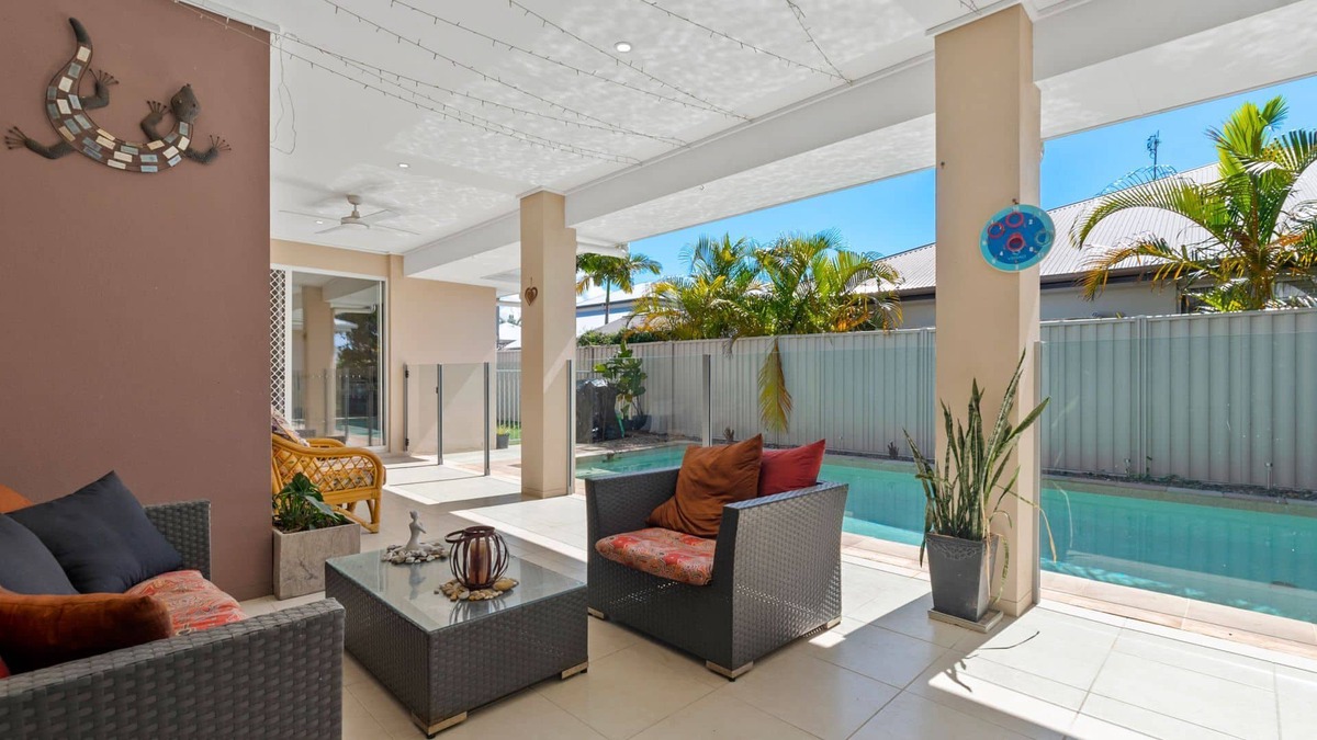 Wurtulla House | Wurtulla Beach Home 5 bedroom home 2 minutes from the patrolled beach