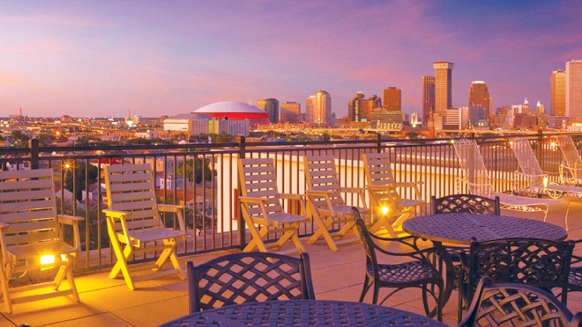 Faubourg Lafayette Resort | Wyndham Avenue Plaza, Mardi Gras parades in front of the resort