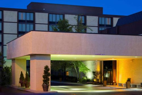Crosswoods Hotel | Wyndham Columbus