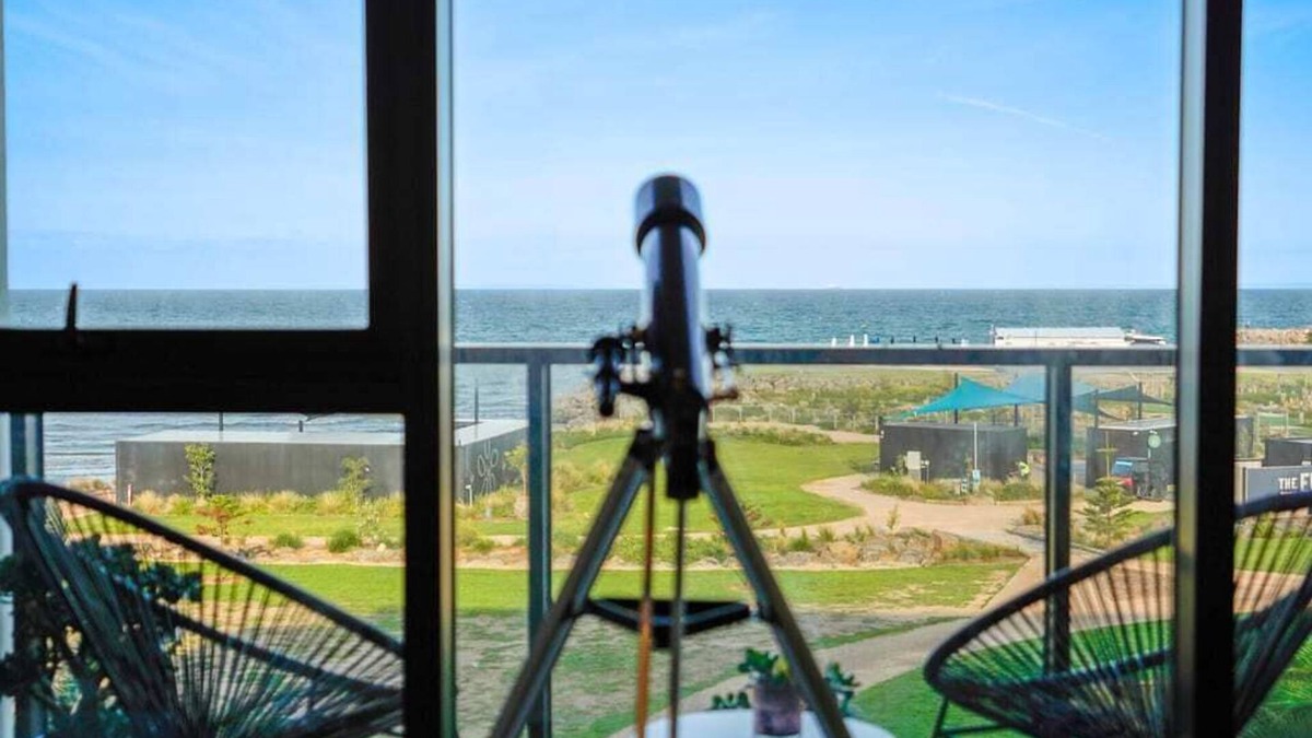 Werribee South Apartment | Wyndham Harbour Luxury Bayside Haven with parking