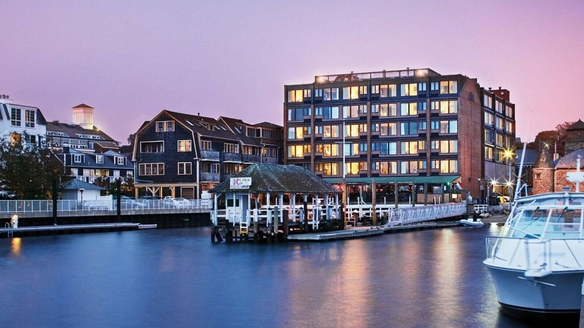 Historic Hill Resort | Wyndham Inn on the Harbor 1-Bedroom Suite – Coastal Charm in Newport, RI