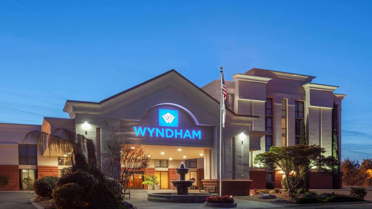 Visalia Hotel | Wyndham Visalia