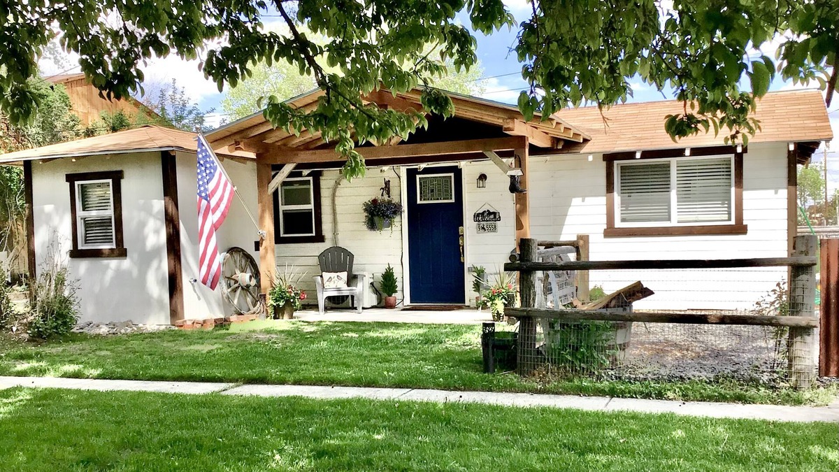 Cody Cottage | “WYNOT BUNKHOUSE”, Western class in a quaint backyard retreat