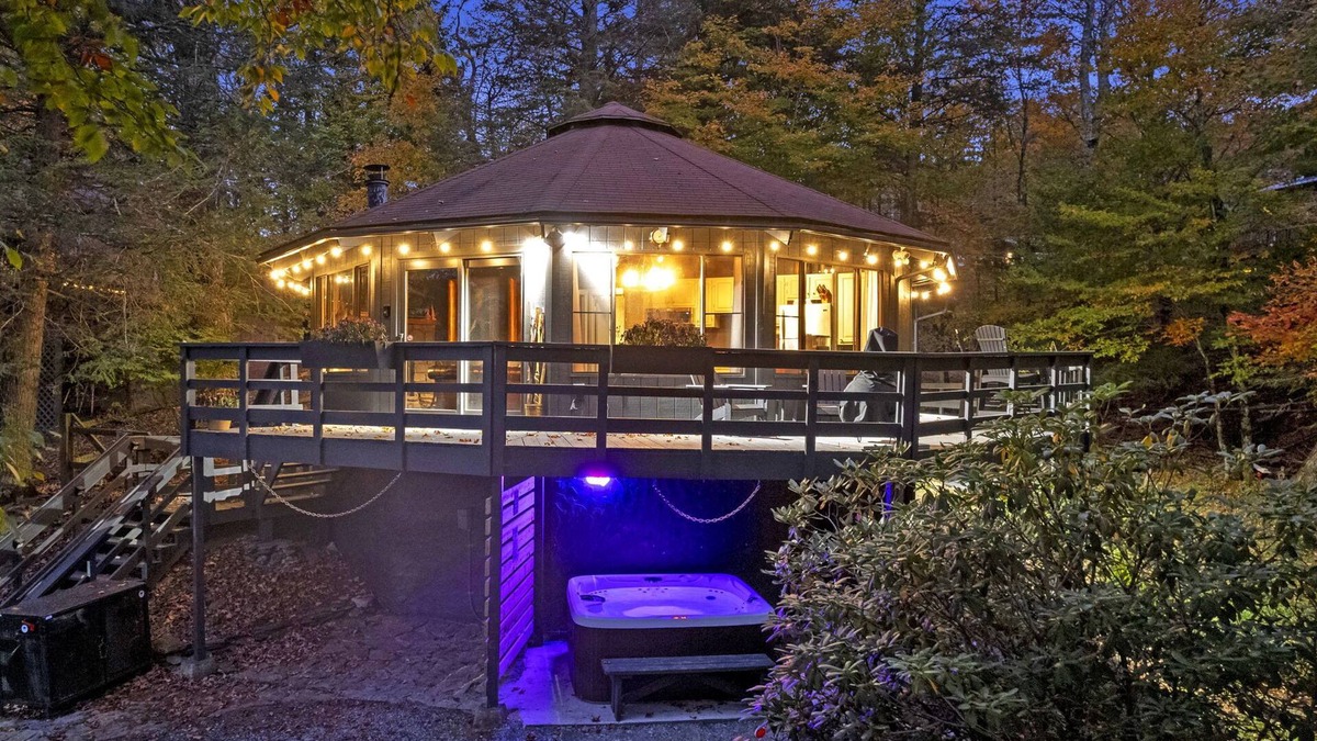 Beech Mountain Cabin | X Adult Only - Walk to Slopes - Hot Tub - Fire Pit X