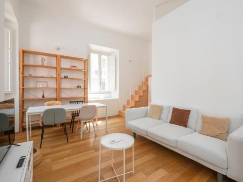 Porta Tenaglia Apartment | Xenia Apartments - Attic studio apartment in Chinatown