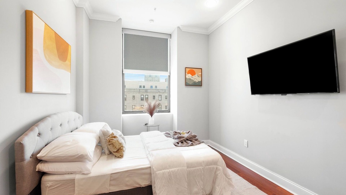 Olde Kensington Apartment | XL Studio -Deluxe Studio: Pool & Concierge